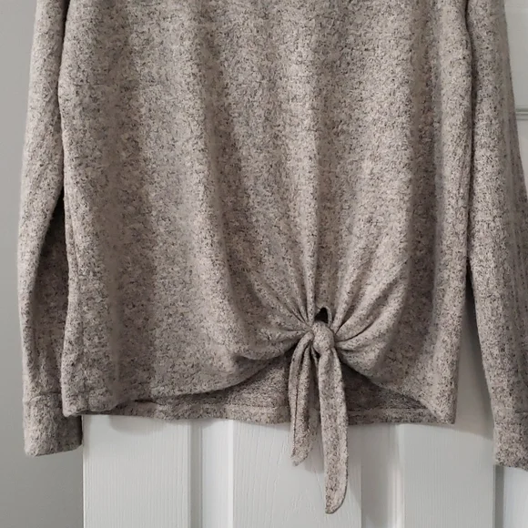 Sweater with knot tie in front - Picture 2 of 4